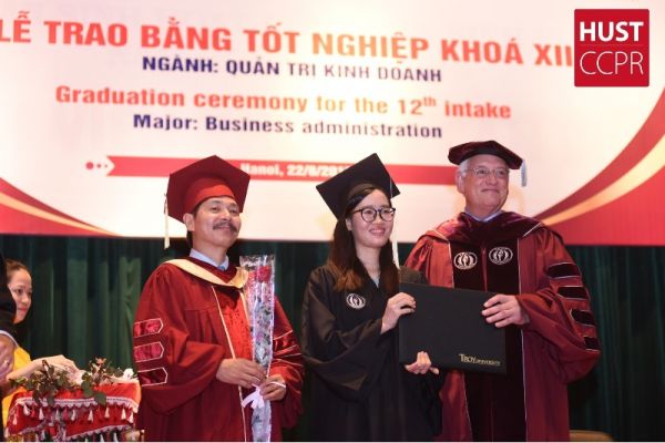 26 sinh viên nhận bằng tốt nghiệp Đại học Troy (Hoa Kỳ)