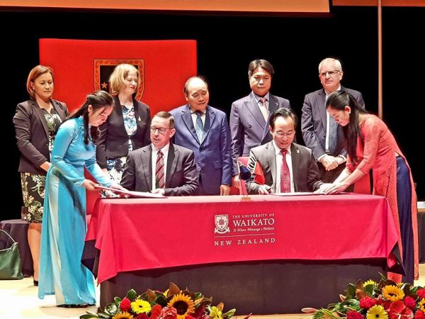 Promoting collaboration with prestigious universities: Hanoi University of Science and Technolog (HUST) signed an MOU with University of Waikato (New Zealand)