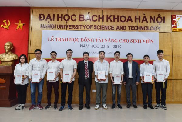 124 sinh viên nhận học bổng tài năng năm học 2018 - 2019