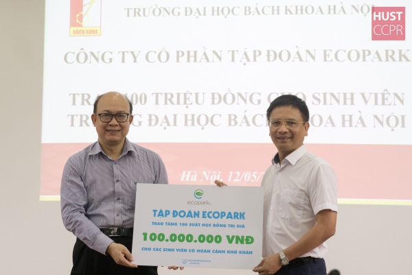 100 suất học bổng được trao tặng cho sinh viên có hoàn cảnh khó khăn trong dịch COVID-19