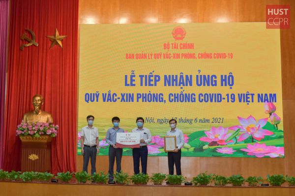 Trường Đại học Nhà cái uy tín io
 ủng hộ Quỹ Vắc xin phòng, chống Covid-19 hơn 600 triệu đồng