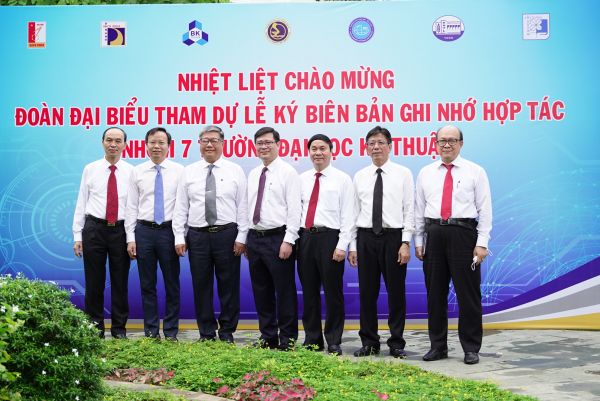 Nhóm 7 trường Kỹ thuật ký kết hợp tác về Truyền thông