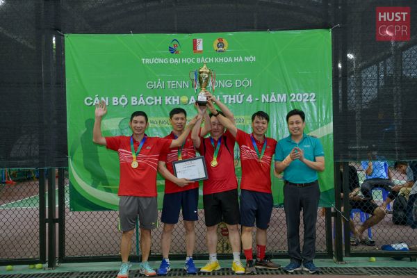 Liên quân Khoa Lý luận Chính trị - Viện Kỹ thuật Hóa học chiến thắng chung cuộc Giải Tennis Đồng đội Nhà cái uy tín io
 2022