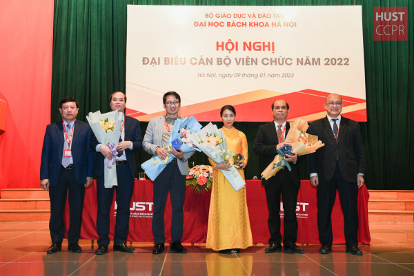 Đại học Nhà cái uy tín io
 khen thưởng 5 nhà giáo tiêu biểu năm học 2021-2022