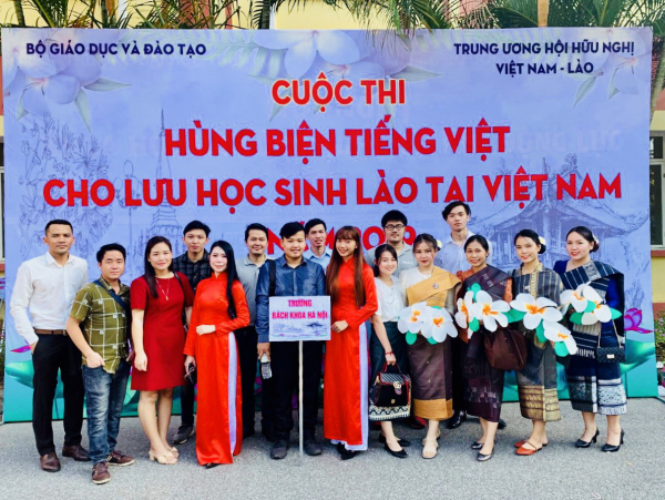 Lưu học sinh Lào đang học tập tại trường Đại học Bách Khoa Hà Nội tham gia cuộc thi hùng biện tiếng Việt lần đầu được tổ chức trên phạm vi toàn quốc năm 2019