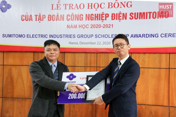 Tập đoàn Công nghiệp Điện Nhật trao học bổng cho sinh viên Bách khoa