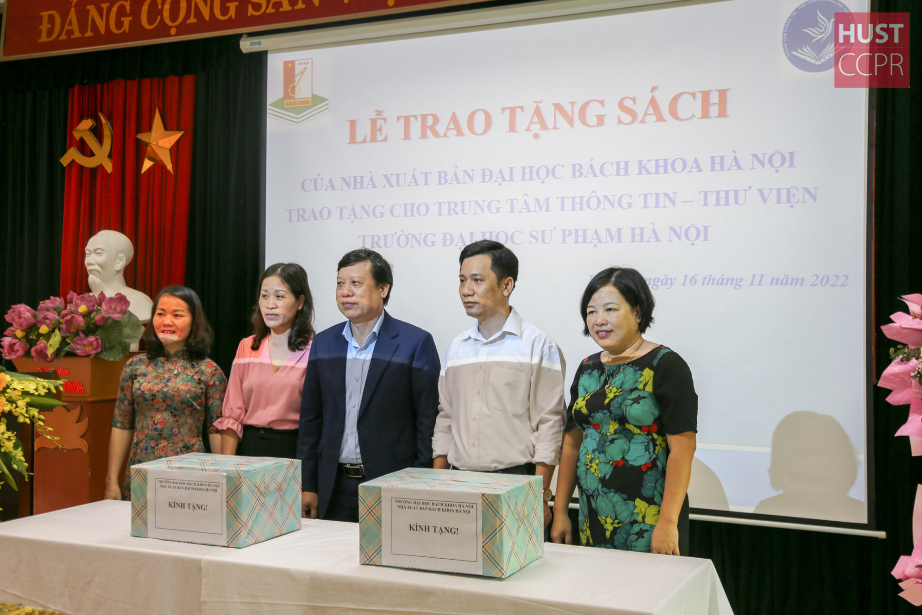 Nhà cái uy tín io
 tặng sách cho Đại học Sư phạm Hà Nội