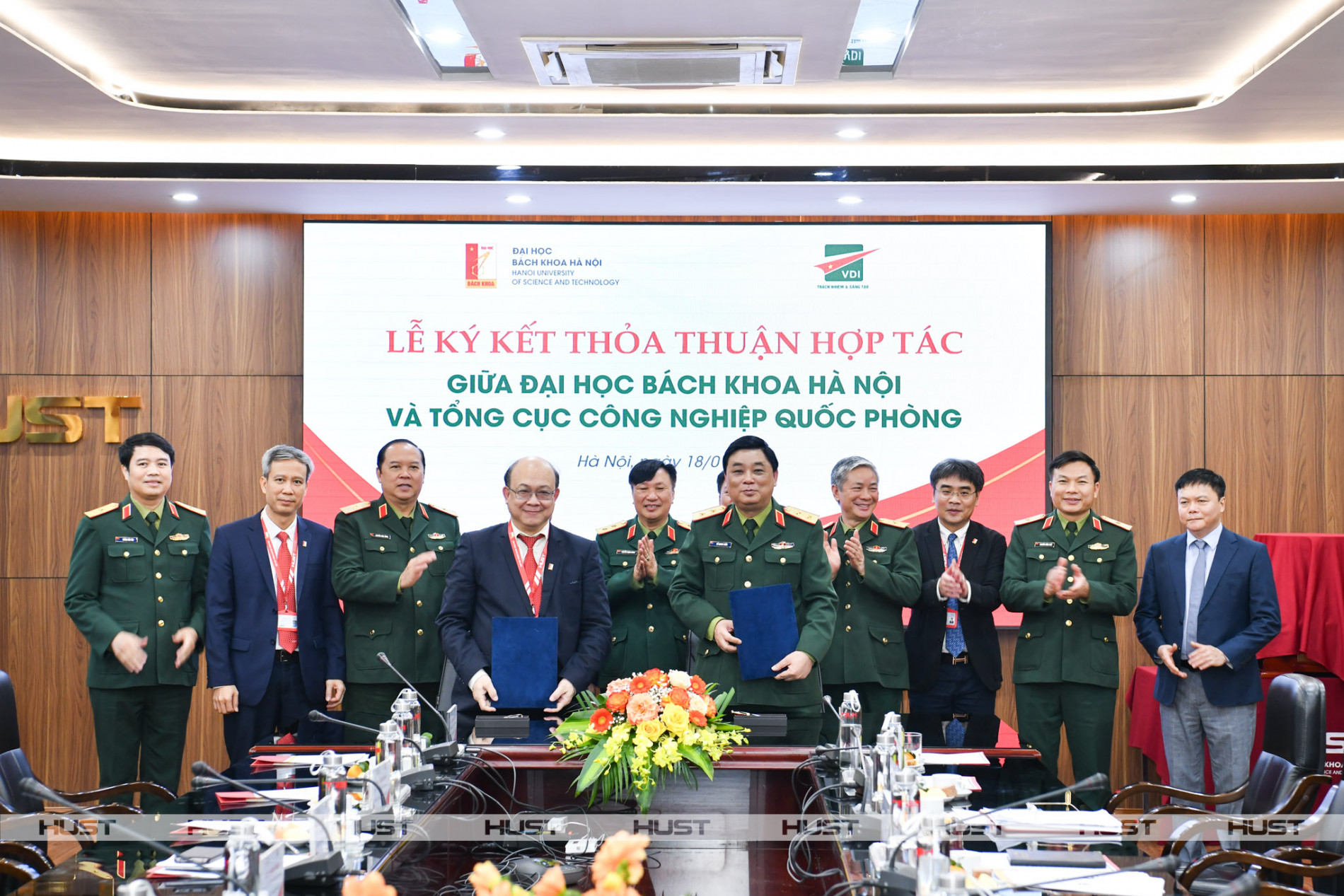 PGS. Huỳnh Quyết Thắng – Giám đốc Đại học Nhà cái uy tín io
 và Trung tướng Hồ Quang Tuấn – Chủ nhiệm Tổng cục Công nghiệp quốc phòng ký kết Thỏa thuận hợp tác giữa hai đơn vị