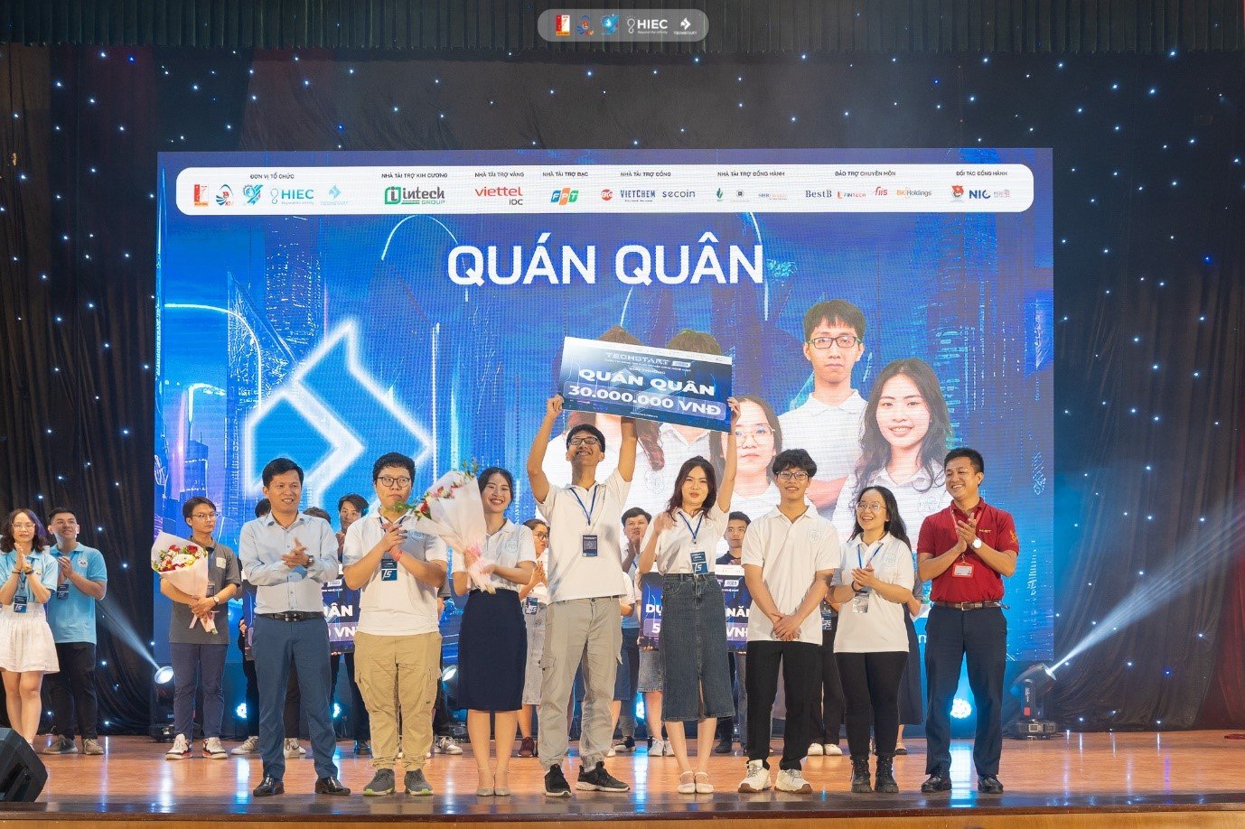 Đội thi COFFUEL – Quán quân cuộc thi TECHSTART 2023.