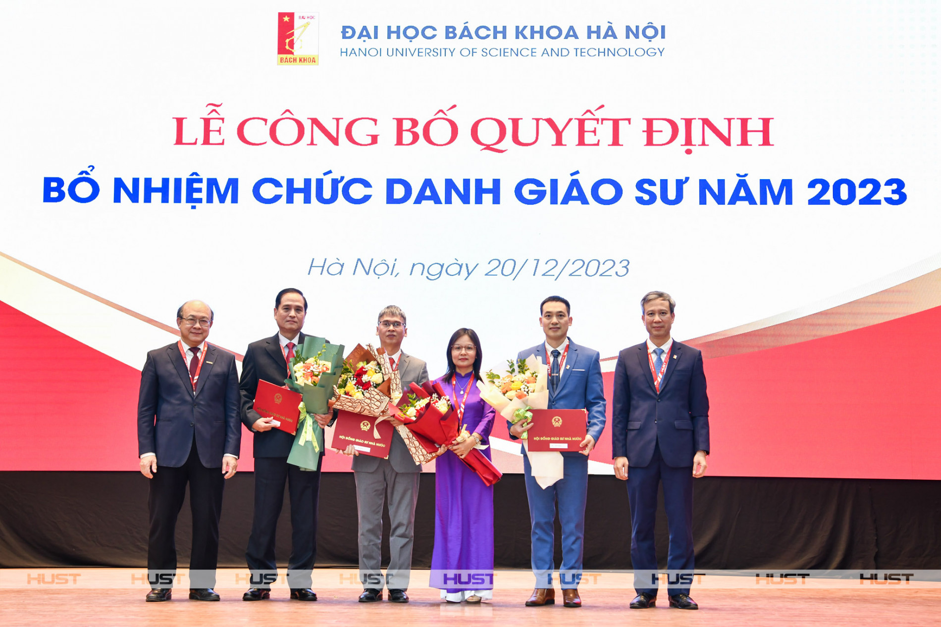 Lãnh đạo ĐHBK Hà Nội trao Quyết định Bổ nhiệm chức danh GS và tặng hoa chúc mừng nhà giáo Bùi Anh Hoà