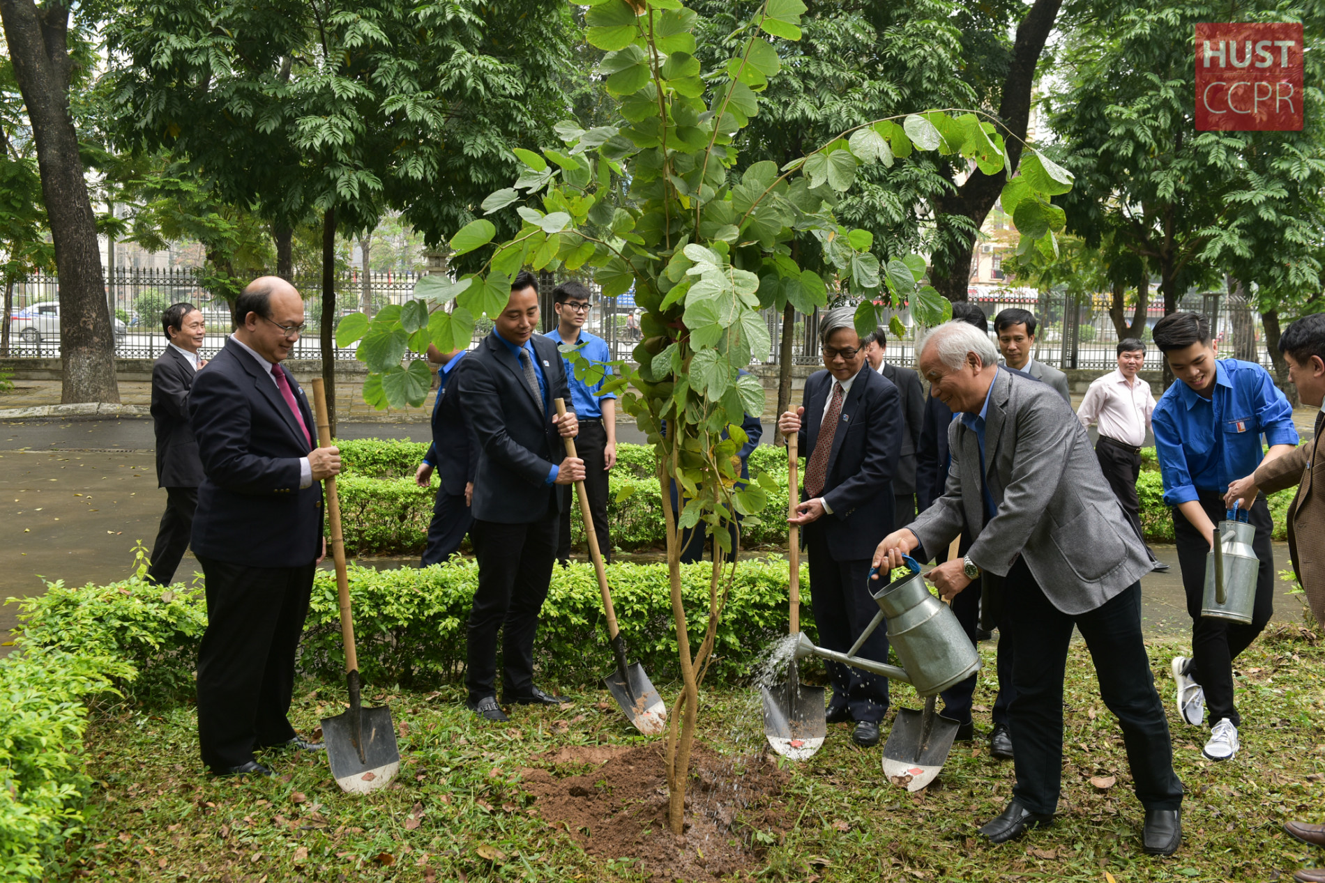 Lãnh đạo ĐHBK Hà Nội trồng cây tại sân sau nhà C2 (tháng 3/2021)