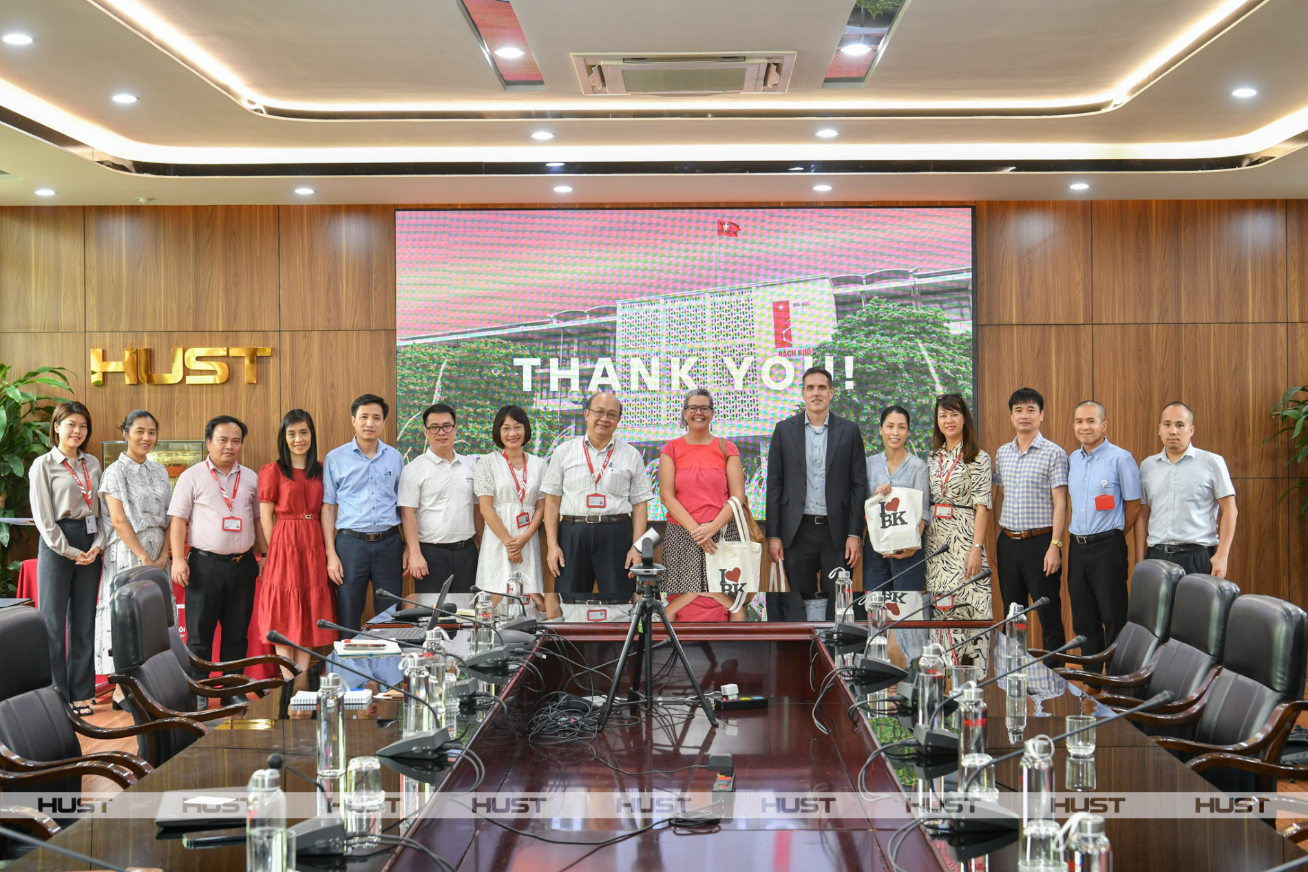 Lãnh đạo Đại học Nhà cái uy tín io
 và Đoàn công tác Đại sứ quan Hoà Kỳ tại Việt Nam chụp ảnh kỷ niệm