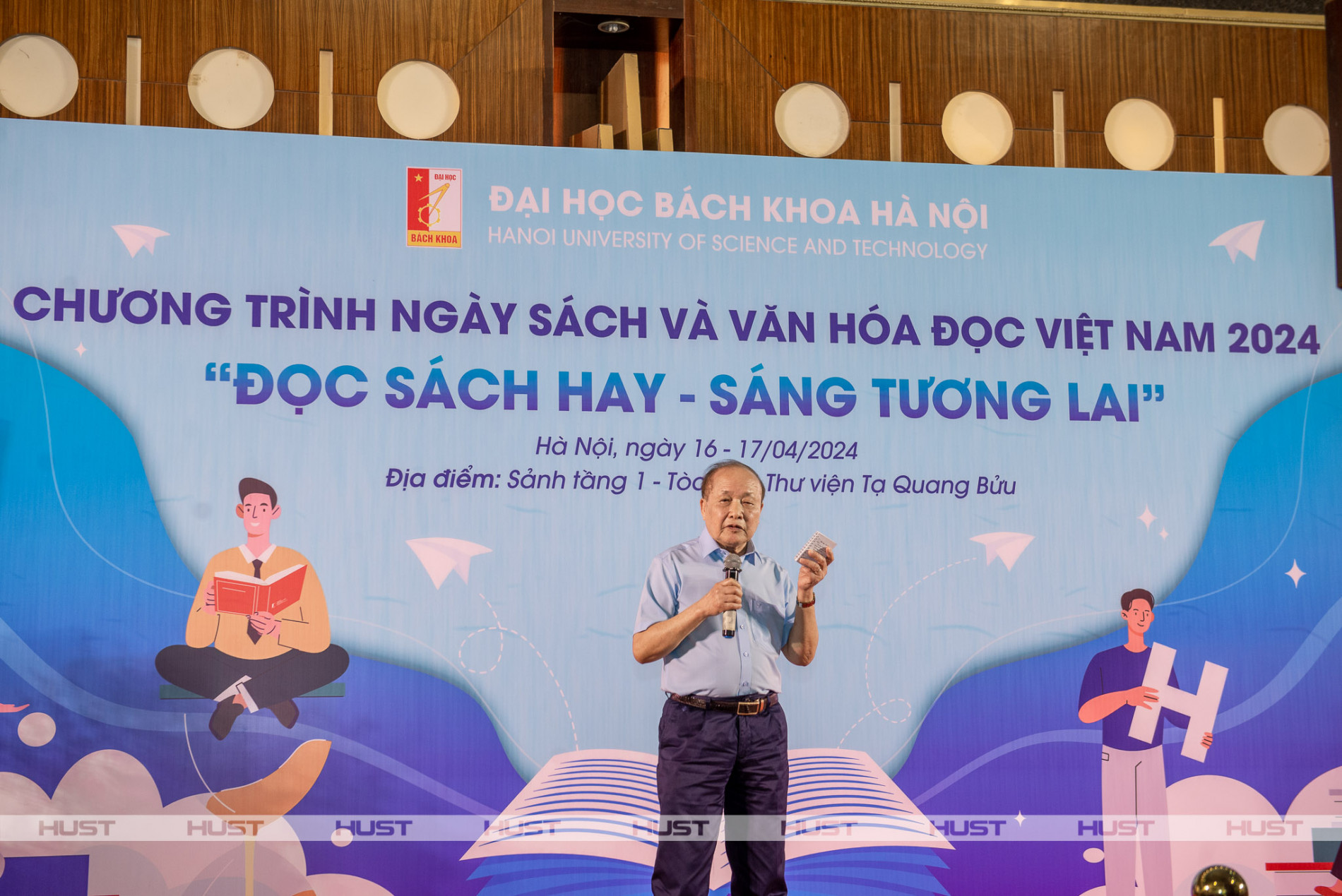 GS. Trần Vĩnh Diệu chia sẻ với các sinh viên tại sự kiện Ngày sách và Văn hóa đọc Việt Nam 2024, ĐHBK Hà Nội (tháng 4/2024)