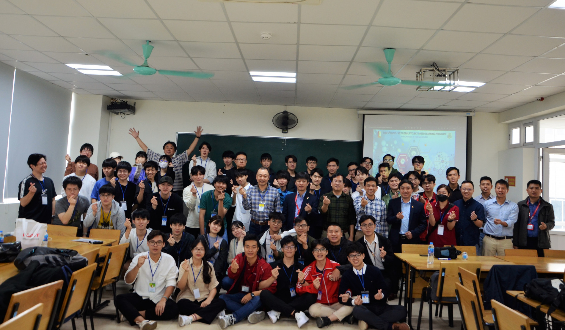 Các giáo sư và sinh viên Học viện Công nghệ Shibaura  được chào đón tại Đại học Nhà cái uy tín io
