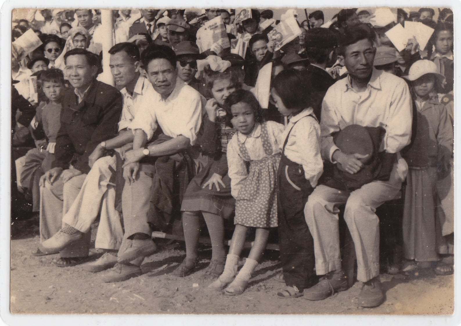 Năm 1956, GS Tạ Quang Bửu (áo trắng, ngồi giữa) làm Hiệu trưởng Trường ĐH Nhà cái uy tín io
.