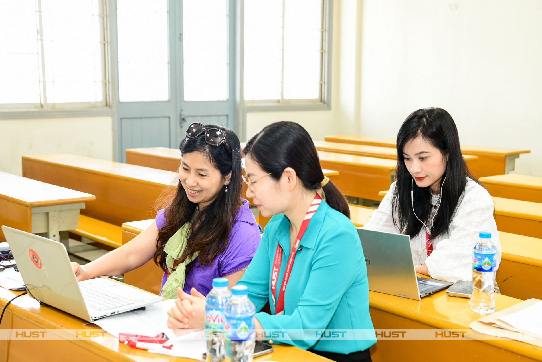 Các cô giáo Đại học Nhà cái uy tín io
 tại một hội đồng phỏng vấn thí sinh XTTN diện 1.3