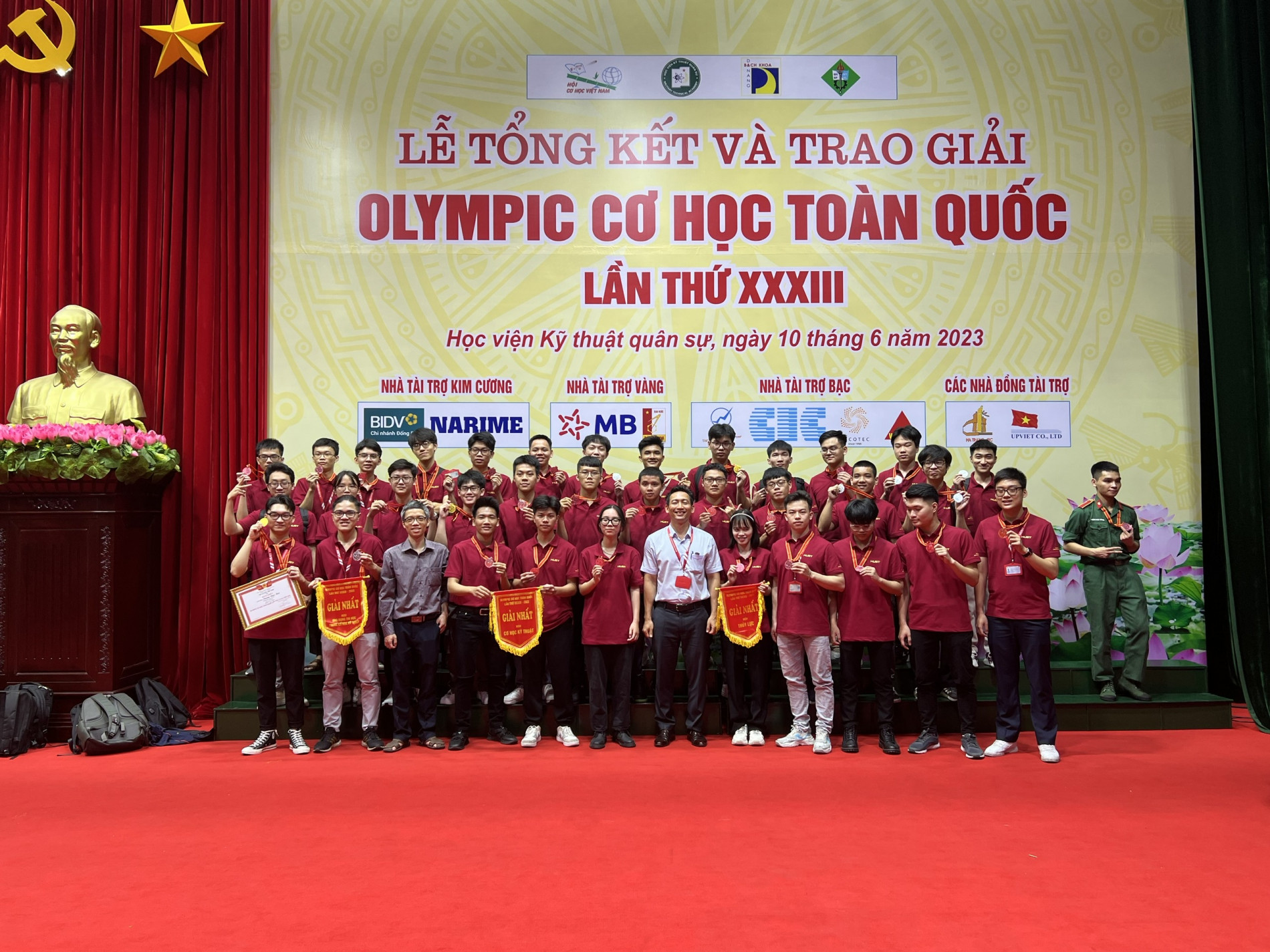 PGS. Phạm Văn Sáng (áo trắng) cùng các sinh viên, giảng viên Trường Cơ khí, Đại học Nhà cái uy tín io
 đạt thành tích cao tạo cuộc thi Olympic Cơ học toàn quốc năm 2023